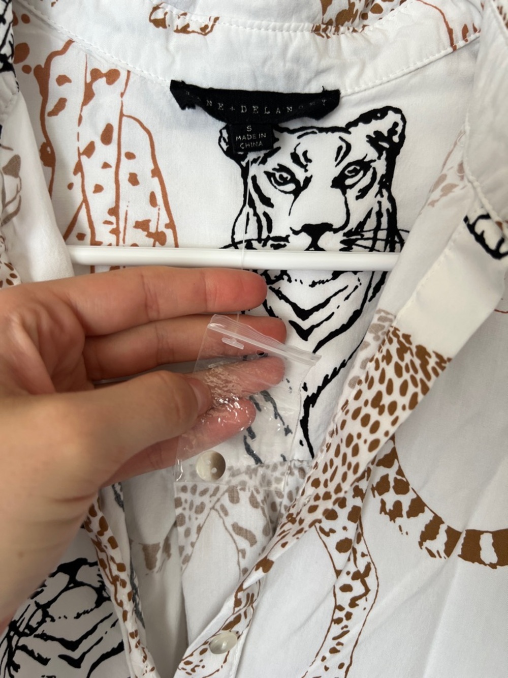 NWOT Jane and Delancey White Button-Down Animal Print Shirt - Picture 2 of 3